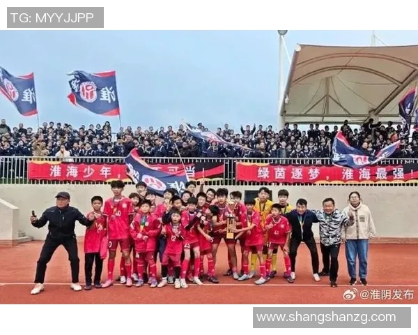 中国足球明星在绿茵场上书写诗意人生的传奇故事